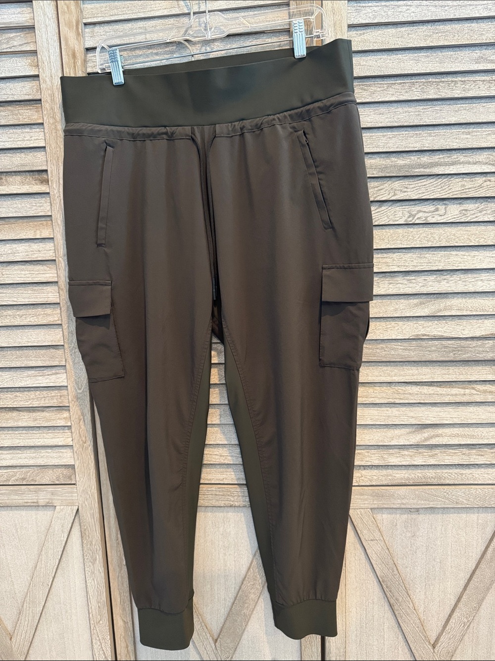 Athleta women’s Moss Olive green Sutton Utility Cargo Jogger size 14